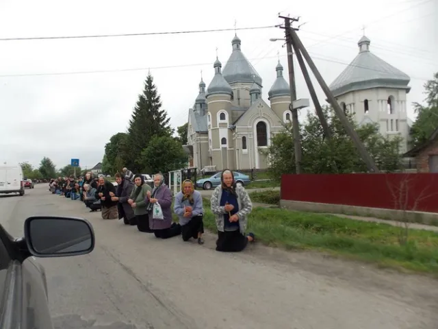 На Прикарпатті загиблого в АТО Савчака зустрічали на колінах (фото) — фото 4