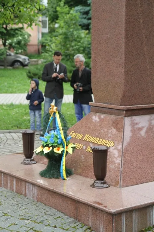 У обласному центрі вшанували пам'ять Євгена Коновальця (фото) — фото 6