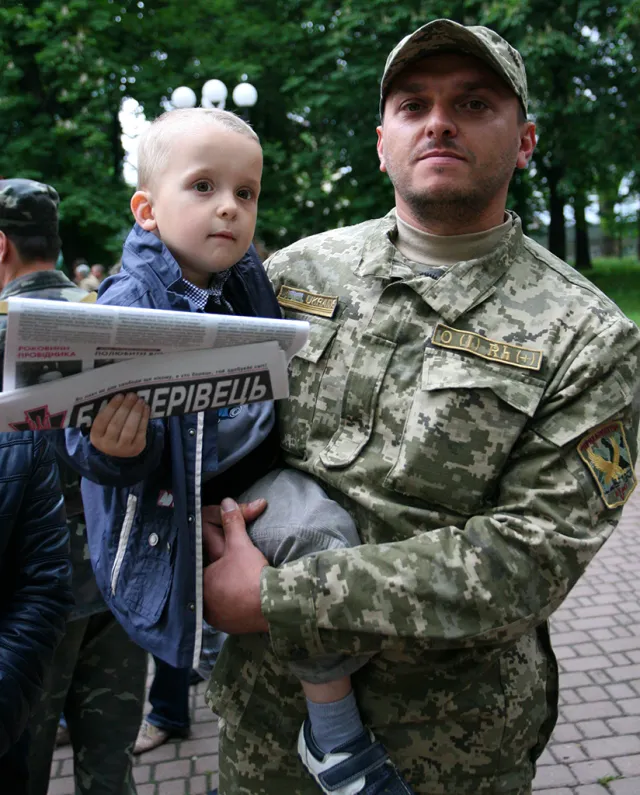 Сім`ї загиблого військовослужбовця Юрія Барана вручили орден Богдана Хмельницького ІІІ ступеня (ФОТО) — фото 1