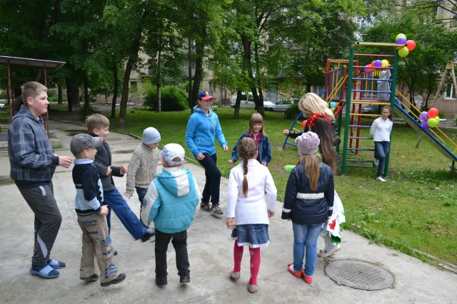В Івано-Франківську відкрили новий дитячий майданчик (фото) — фото 1