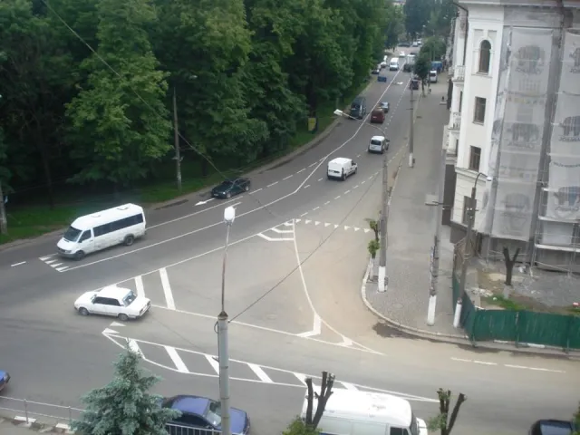 У Франківську завершили наносити розмітку по вулиці Василіянок (фото) — фото 4