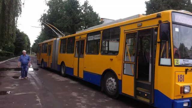 Вулицями Івано-Франківська курсує тролейбус з Чехії (фото) — фото 3
