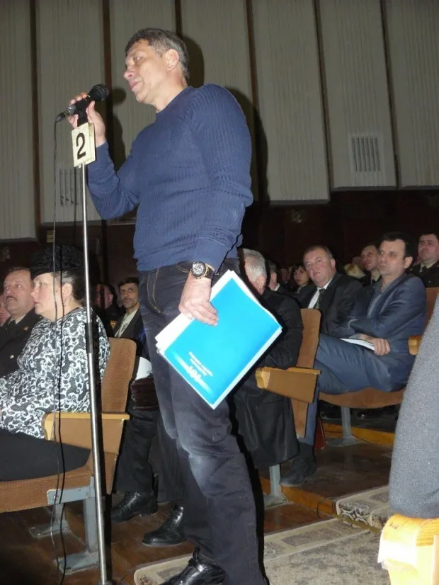 Журналісти помітили на руці прикарпатського нардепа дорогий годинник з рожевого золота (фото) — фото 3