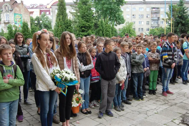 На фасаді школи-ліцею №23 відкрили анотаційну дошку загиблому в АТО медику Ярославу Чомку (фото) — фото 7