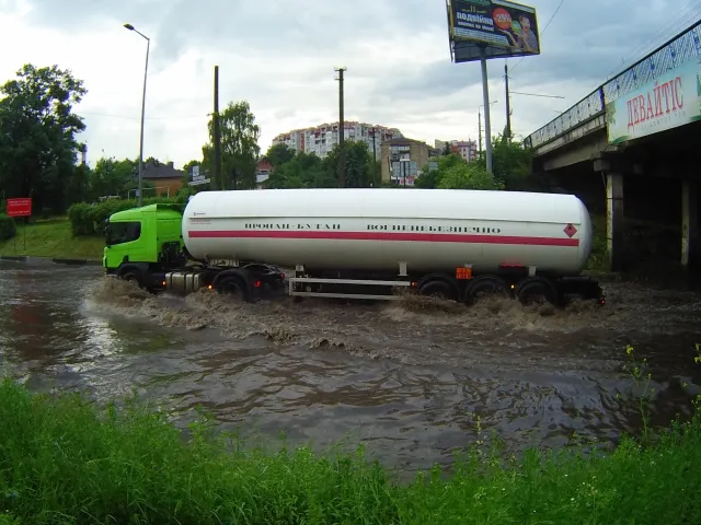 У Франківську під мостом по дорозі на Пасічну утворилося озеро (фото) — фото 1