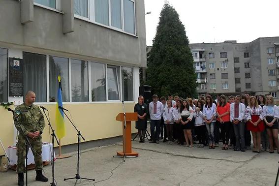 На Прикарпатті відкрили меморіальну дошку загиблому міліціонеру Володимиру Лисенчуку (фото) — фото 1