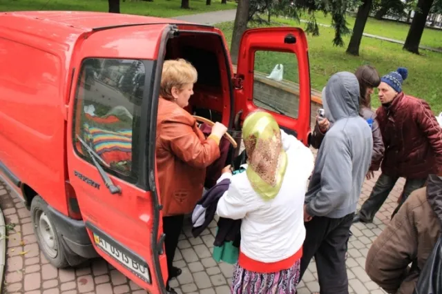 У Франківську безхатченків годують безкоштовним обідом (фото) — фото 3