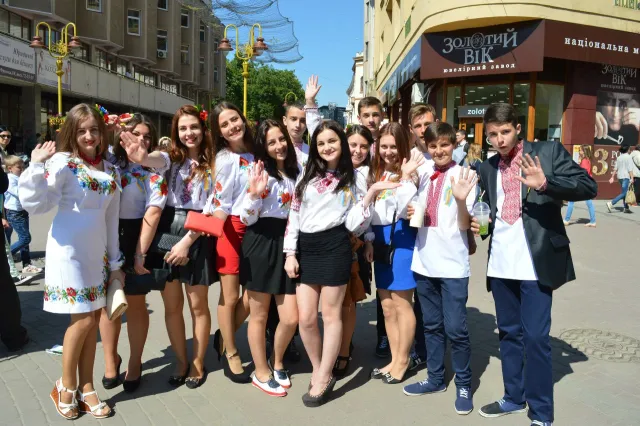 Сьогодні центр Франківська заповнився випускниками (фото) — фото 16