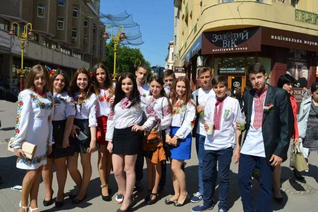 Сьогодні центр Франківська заповнився випускниками (фото) — фото 17