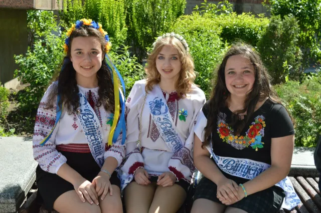Сьогодні центр Франківська заповнився випускниками (фото) — фото 19