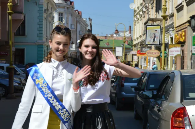 Сьогодні центр Франківська заповнився випускниками (фото) — фото 6