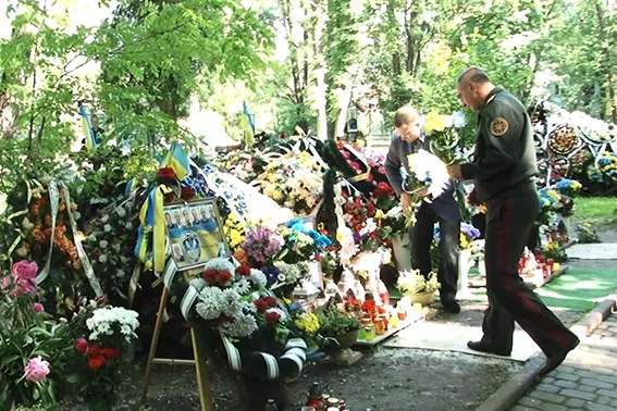 Командувач Національної гвардії вшанував пам'ять загиблих в АТО прикарпатців (фото+відео) — фото 1