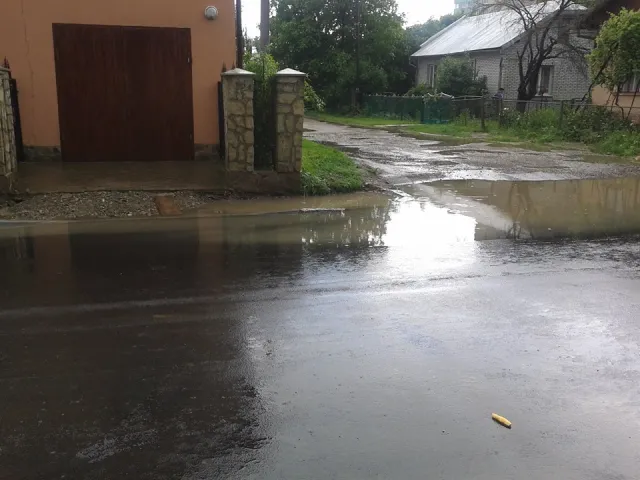 Жителів міста обурюють величезні калюжі, залишені дощами (фото) — фото 2