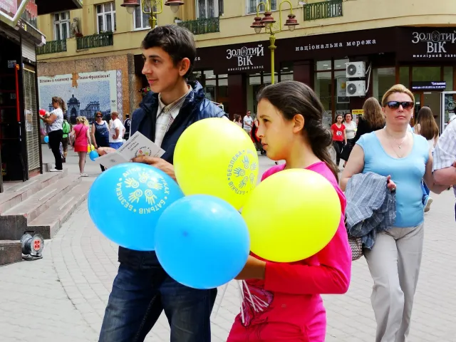 У центрі Франківська правоохоронці роздають батькам Ідентифікаційні картки дітей (фото) — фото 1