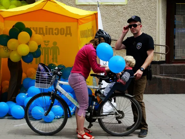 У центрі Франківська правоохоронці роздають батькам Ідентифікаційні картки дітей (фото) — фото 12