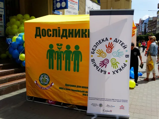 У центрі Франківська правоохоронці роздають батькам Ідентифікаційні картки дітей (фото) — фото 18