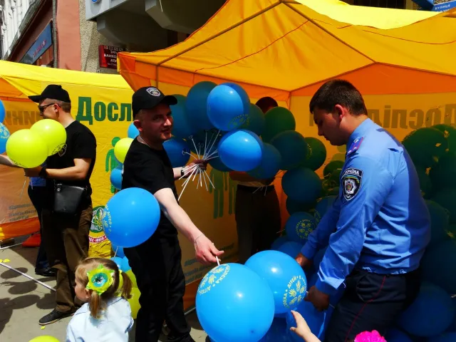 У центрі Франківська правоохоронці роздають батькам Ідентифікаційні картки дітей (фото) — фото 5