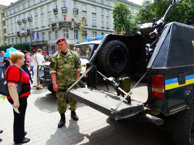 У центрі Франківська правоохоронці роздають батькам Ідентифікаційні картки дітей (фото) — фото 7