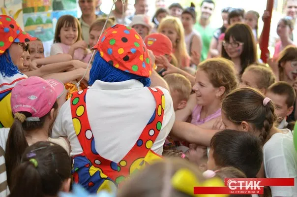 У Франківську діти ледь не побилися за піньяту (фото) — фото 3