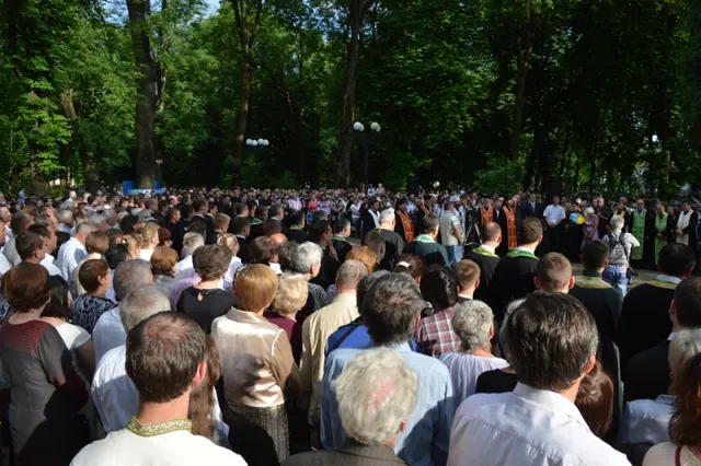 У Меморіальному сквері відправили панахиду за загиблими Героями (фото) — фото 13