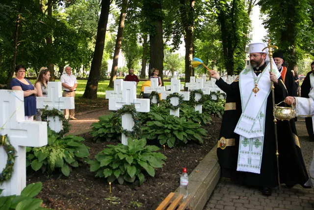 У Меморіальному сквері відправили панахиду за загиблими Героями (фото) — фото 23