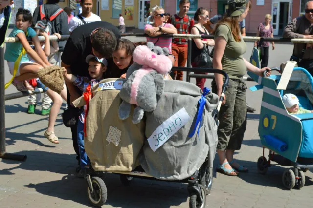В Івано-Франківську пройшов «Парад візочків» (фото) — фото 15