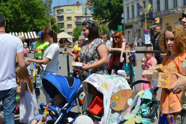 В Івано-Франківську пройшов «Парад візочків» (фото) — фото 9