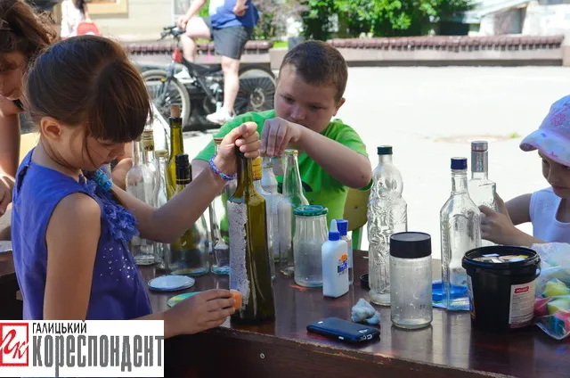 Сьогодні у Франківську представили нову колекцію одягу з паперу та поліетилену (фото) — фото 3