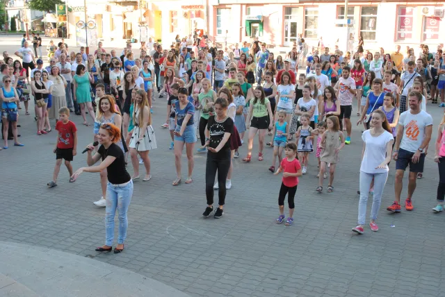 Сьогодні франківчани танцювали танець міста (фото+відео) — фото 1