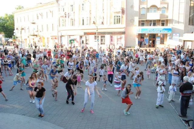 Сьогодні франківчани танцювали танець міста (фото+відео) — фото 3