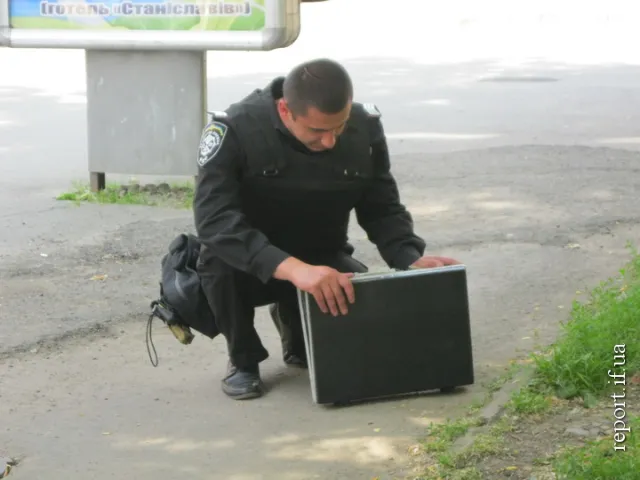 Жителів міста злякав чорний дипломат, який хтось залишив посеред вулиці (фото) — фото 1
