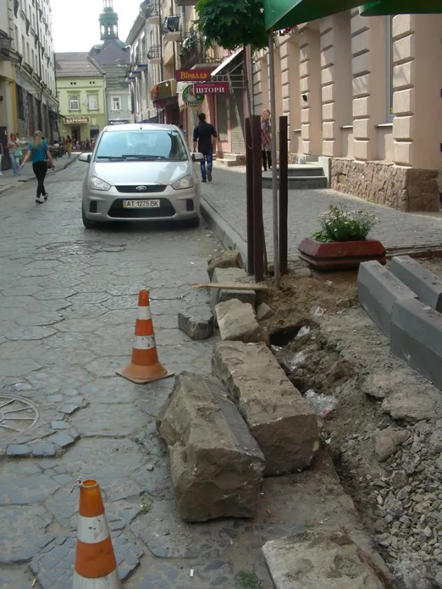 У центрі Франківська приватний підприємець замінює старовинні бордюри ХІХ століття на сучасні (фото) — фото 2