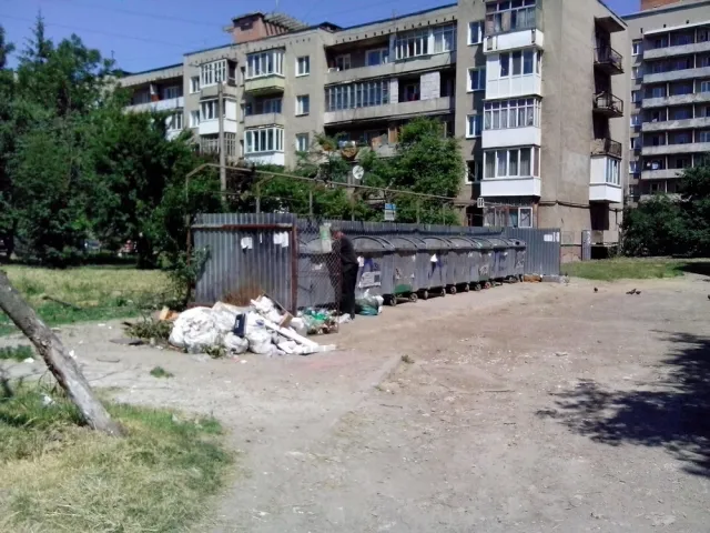 Не зважаючи на підняття тарифів на вивіз сміття, контейнерні майданчики завалені непотребом (фото) — фото 9