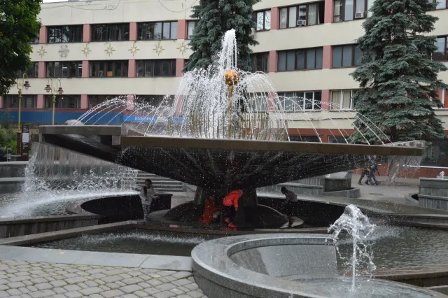 Головний фонтан Франківська може обвалитися на голови людей (фото) — фото 3