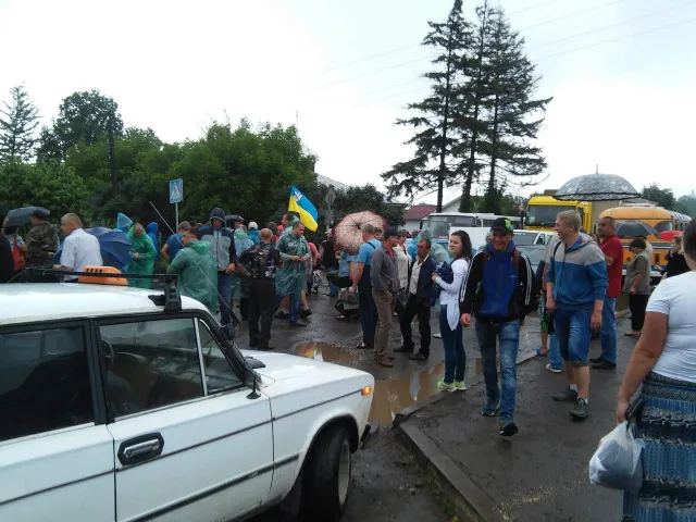 В Отинії люди перекрили дорогу Львів - Чернівці (фото+відео) — фото 2