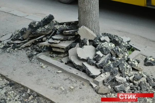 На одній з вулиць Франківська міняють електрокабель (фото) — фото 3