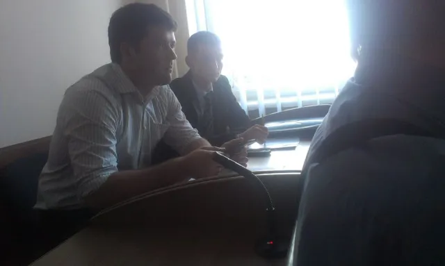 Представників «Опозиційного блоку» на судові засідання супроводжують "тітушки" (фото) — фото 1