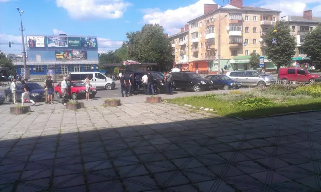 Представників «Опозиційного блоку» на судові засідання супроводжують "тітушки" (фото) — фото 2