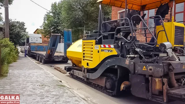 У Франківську на Деповській вистилають верхній шар асфальту (фото) — фото 1