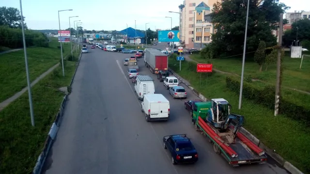У Франківську вантажівка затиснула “Ниву” (фото) — фото 2