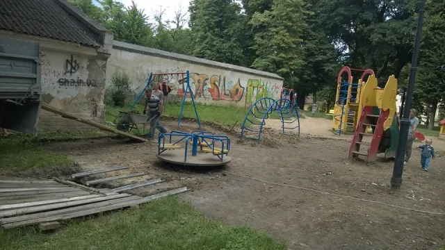 У Франківську продовжують ремонтувати дитячий майданчик на Валах (фото) — фото 1