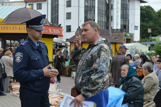 У центрі Івано-Франківська затримали «збирачів» допомоги для бійців АТО (фото) — фото 1