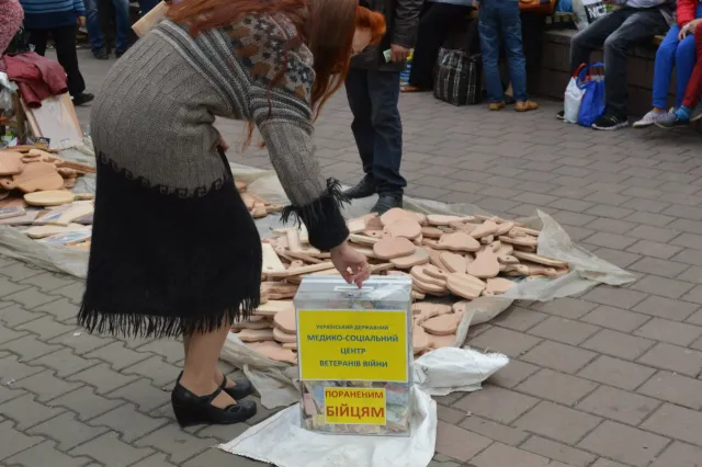 У центрі Івано-Франківська затримали «збирачів» допомоги для бійців АТО (фото) — фото 3