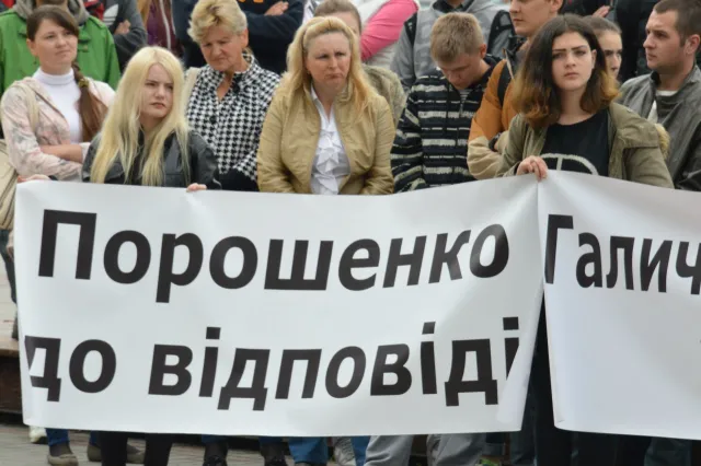 В Івано-Франківську знову вийшли мітинг проти підняття тарифів на комунальні послуги (фото) — фото 3
