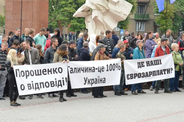 В Івано-Франківську знову вийшли мітинг проти підняття тарифів на комунальні послуги (фото) — фото 5