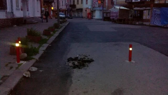 У Франківську невідомі вирвали стовпчики, які обмежують проїзд (фото) — фото 1