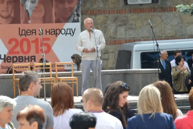 Святкування Дня Конституції у Франківську виявилося малолюдним (фото) — фото 6