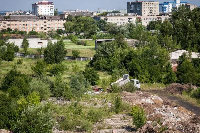 Майже у центрі Франківська влаштували стихійне сміттєзвалище (фото) — фото 4