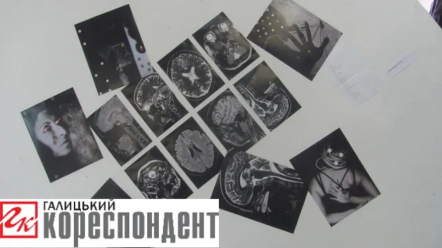 "Ґоґодзи" та панна у платті з поліетилену допомагали франківцям поринути у виставку артефактів "Трансформовані моменти походження"  (фото) — фото 12