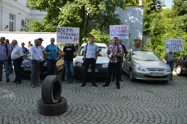 В Івано-Франківську вимагають звільнити суддю, яка виносила рішення у справі по озеру (фото) — фото 1